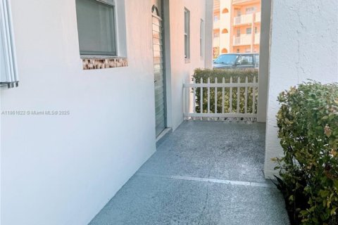 Condo in Sunrise, Florida, 2 bedrooms  № 1892264 - photo 12