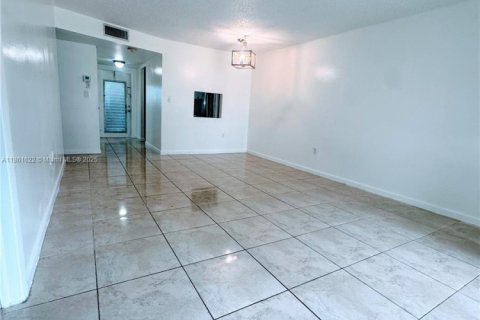 Condo in Sunrise, Florida, 2 bedrooms  № 1892264 - photo 4