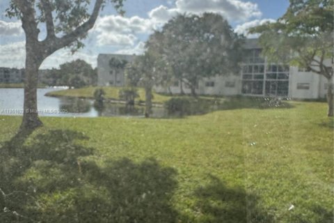 Condo in Sunrise, Florida, 2 bedrooms  № 1892264 - photo 10