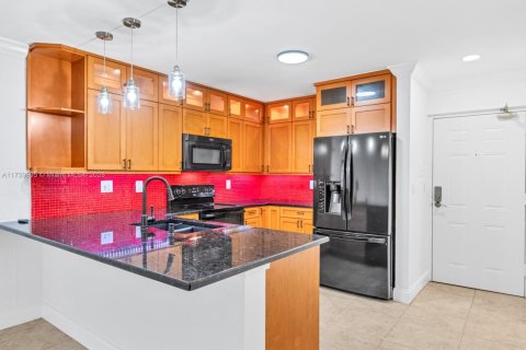 Condo in Miami, Florida, 1 bedroom  № 1692187 - photo 1