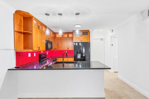 Condo in Miami, Florida, 1 bedroom  № 1692187 - photo 15