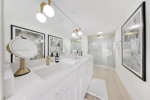 Condo in Miami Beach, Florida, 2 bedrooms  № 1947222 - photo 13