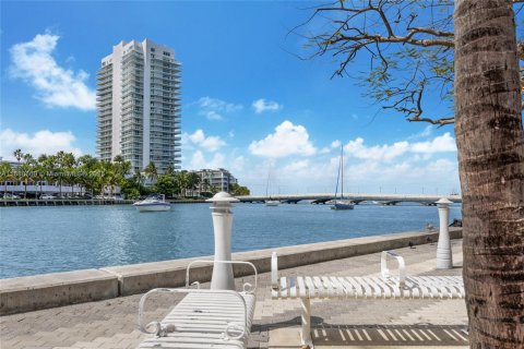 Condo in Miami Beach, Florida, 2 bedrooms  № 1947222 - photo 26