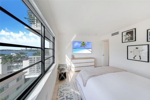 Condo in Miami Beach, Florida, 2 bedrooms  № 1947222 - photo 17
