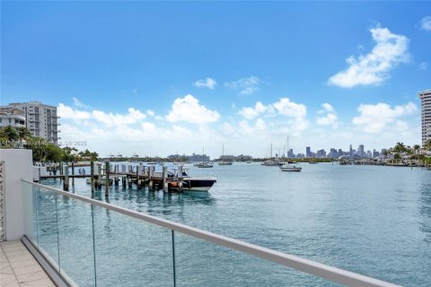Condo in Miami Beach, Florida, 2 bedrooms  № 1947222 - photo 30