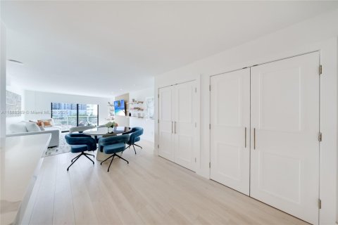 Condo in Miami Beach, Florida, 2 bedrooms  № 1947222 - photo 7