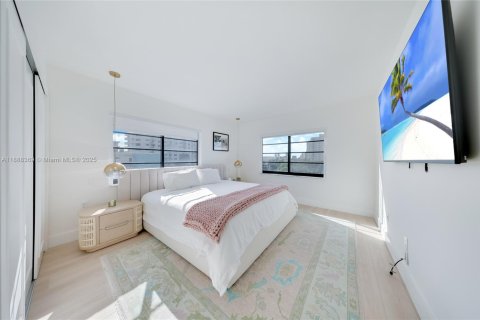 Condo in Miami Beach, Florida, 2 bedrooms  № 1947222 - photo 11