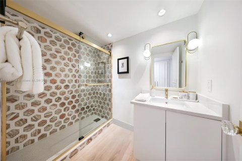 Condo in Miami Beach, Florida, 2 bedrooms  № 1947222 - photo 15