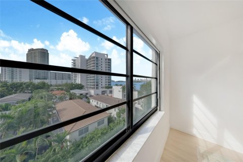 Condo in Miami Beach, Florida, 2 bedrooms  № 1947222 - photo 18