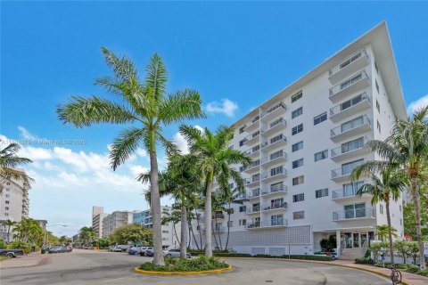Condo in Miami Beach, Florida, 2 bedrooms  № 1947222 - photo 2