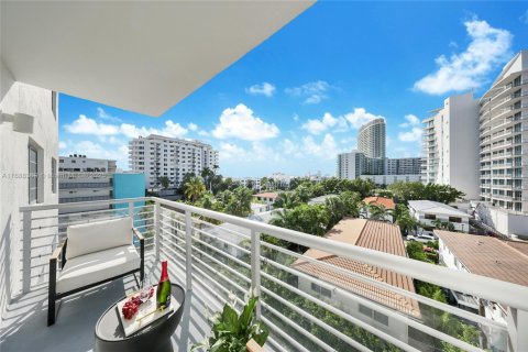 Condo in Miami Beach, Florida, 2 bedrooms  № 1947222 - photo 23