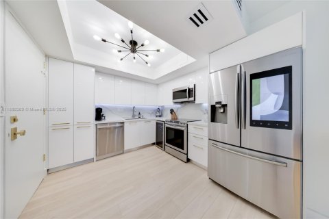 Condo in Miami Beach, Florida, 2 bedrooms  № 1947222 - photo 4