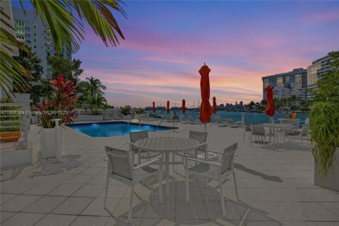 Condo in Miami Beach, Florida, 2 bedrooms  № 1947222 - photo 25