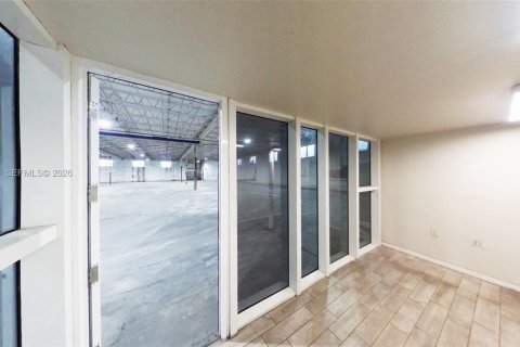 Immobilier commercial à vendre à Hialeah, Floride № 2168668 - photo 4