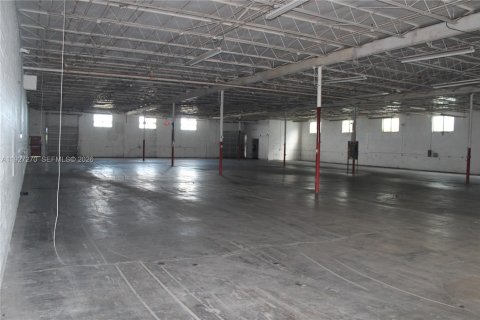 Immobilier commercial à vendre à Hialeah, Floride № 2168668 - photo 2