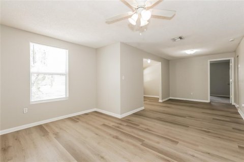 House in Saint Petersburg, Florida 3 bedrooms, 131.46 sq.m. № 1912281 - photo 9