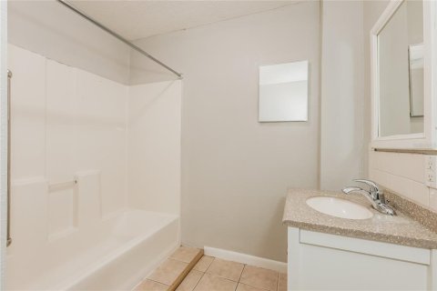 House in Saint Petersburg, Florida 3 bedrooms, 131.46 sq.m. № 1912281 - photo 14