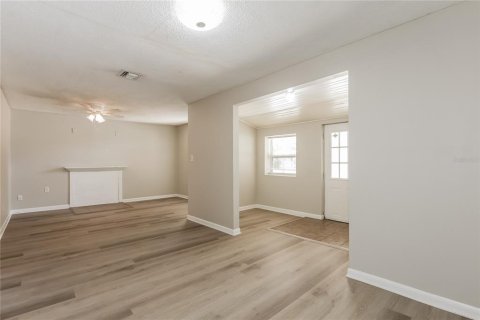 House in Saint Petersburg, Florida 3 bedrooms, 131.46 sq.m. № 1912281 - photo 4