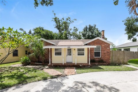 House in Saint Petersburg, Florida 3 bedrooms, 131.46 sq.m. № 1912281 - photo 1