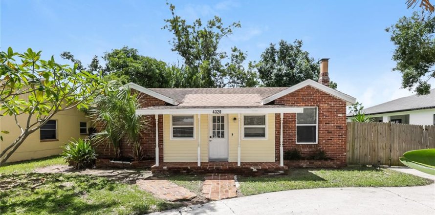House in Saint Petersburg, Florida 3 bedrooms, 131.46 sq.m. № 1912281