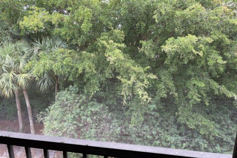 Condo in Pembroke Pines, Florida, 2 bedrooms № 2154621 - photo 25