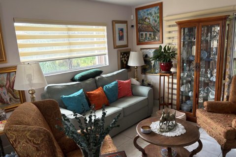 Condo in Pembroke Pines, Florida, 2 bedrooms № 2154621 - photo 12