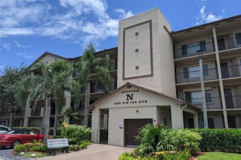 Condo in Pembroke Pines, Florida, 2 bedrooms № 2154621 - photo 1