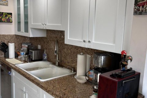 Condo in Pembroke Pines, Florida, 2 bedrooms № 2154621 - photo 5