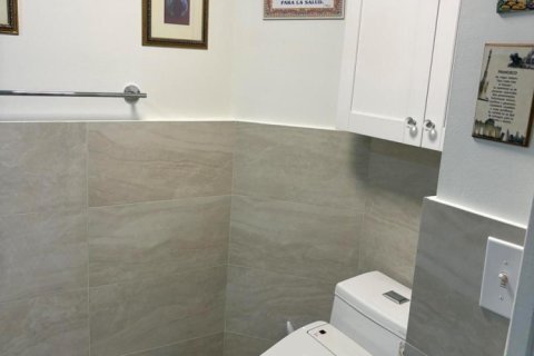 Condo in Pembroke Pines, Florida, 2 bedrooms № 2154621 - photo 20