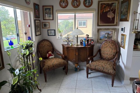 Condo in Pembroke Pines, Florida, 2 bedrooms № 2154621 - photo 3