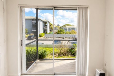 Condo in Altamonte Springs, Florida, 1 bedroom № 2095807 - photo 12
