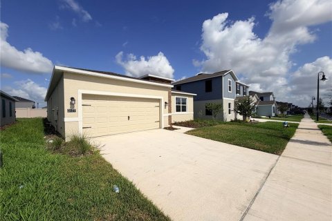 House in Haines City, Florida 3 bedrooms, 195.93 sq.m. № 2156054 - photo 2