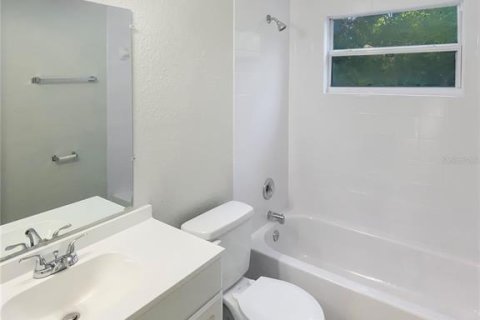 House in Largo, Florida 3 bedrooms, 102.19 sq.m. № 1742649 - photo 7