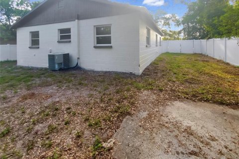 House in Largo, Florida 3 bedrooms, 102.19 sq.m. № 1742649 - photo 8