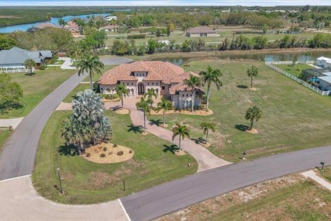 House in Punta Gorda, Florida 4 bedrooms, 429.3 sq.m. № 2393662 - photo 2