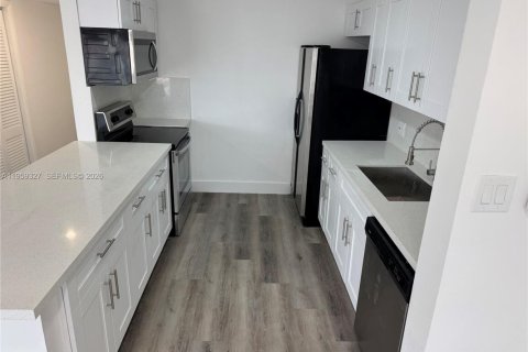 Condominio en venta en Hallandale Beach, Florida, 2 dormitorios, 102.19 m2 № 2020207 - foto 9