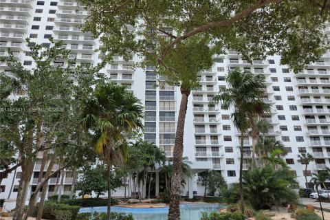 Condo in Sunny Isles Beach, Florida, 2 bedrooms  № 2000212 - photo 3
