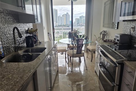 Condo in Sunny Isles Beach, Florida, 2 bedrooms  № 2000212 - photo 7