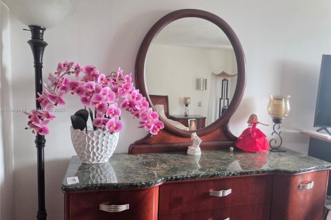 Condo in Sunny Isles Beach, Florida, 2 bedrooms  № 2000212 - photo 11