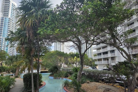 Condo in Sunny Isles Beach, Florida, 2 bedrooms  № 2000212 - photo 2