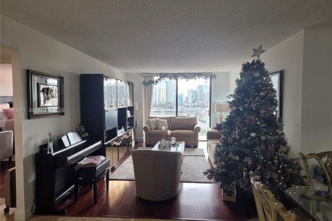 Condo in Sunny Isles Beach, Florida, 2 bedrooms  № 2000212 - photo 4