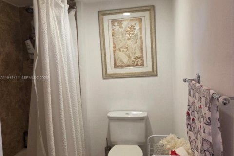 Condo in Sunny Isles Beach, Florida, 2 bedrooms  № 2000212 - photo 29