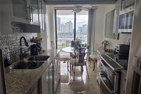 Condo in Sunny Isles Beach, Florida, 2 bedrooms  № 2000212 - photo 6