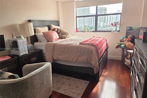 Condo in Sunny Isles Beach, Florida, 2 bedrooms  № 2000212 - photo 26