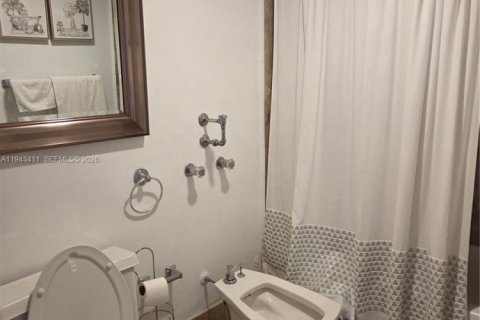 Condo in Sunny Isles Beach, Florida, 2 bedrooms  № 2000212 - photo 12