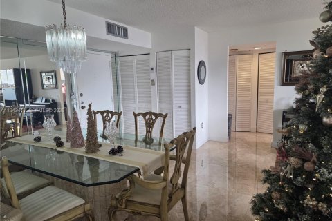 Condo in Sunny Isles Beach, Florida, 2 bedrooms  № 2000212 - photo 21