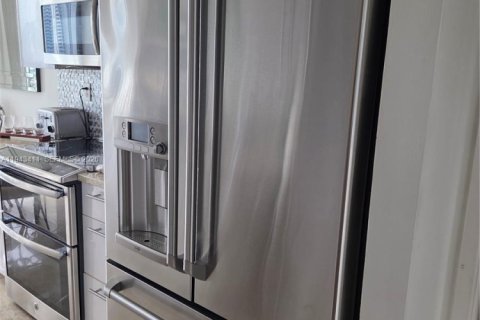 Condo in Sunny Isles Beach, Florida, 2 bedrooms  № 2000212 - photo 8