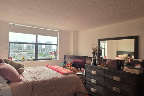 Condo in Sunny Isles Beach, Florida, 2 bedrooms  № 2000212 - photo 28