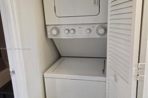 Condo in Sunny Isles Beach, Florida, 2 bedrooms  № 2000212 - photo 25