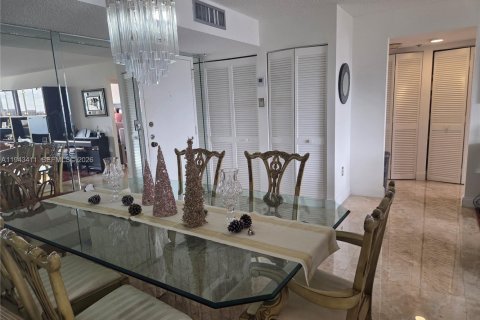 Condo in Sunny Isles Beach, Florida, 2 bedrooms  № 2000212 - photo 22